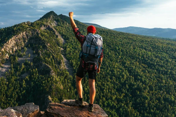 パノラマの背景にバックパックを持つ孤独な旅行者 山の中の旅行者 リアビューの背景に観光ギアの男 ハイキングだ スペースのコピー — ストック写真