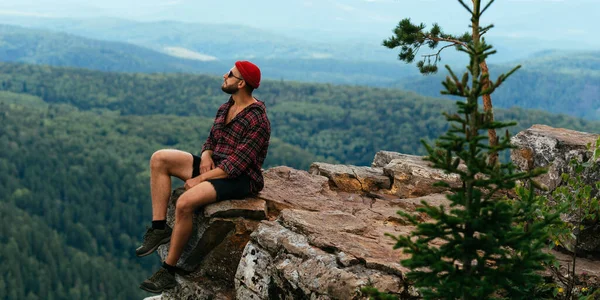 Homem Viajante Sentado Beira Penhasco Viajante Sexo Masculino Está Sentado — Fotografia de Stock