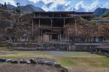 Chavin de Huantar tapınağı kompleksi, Ancash bölgesi, Peru. Fotoğrafta, Chavin tapınağının dış kısmında çivili başları veya monolitik sandeel gibi simgeleri görmek mümkün..