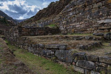 Chavin de Huantar tapınağı kompleksi, Ancash bölgesi, Peru. Fotoğrafta, Chavin tapınağının dış kısmında çivili başları veya monolitik sandeel gibi simgeleri görmek mümkün..
