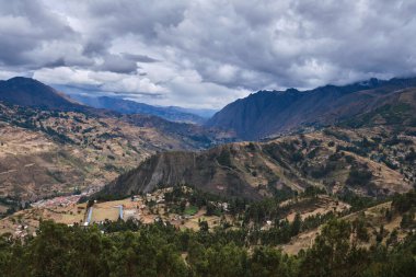 Huari 'nin Huari ilindeki Chavin de Huantar şehrinin panoramik görüntüsü, Gaucho şehrinin tepesinden çekilen fotoğraf, dağın eteğindeki kasabanın detaylarını gözlemliyor..