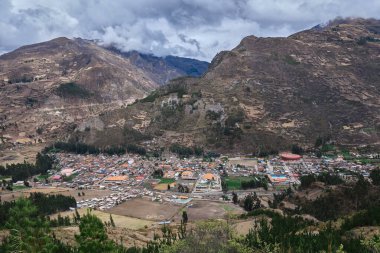 Huari 'nin Huari ilindeki Chavin de Huantar şehrinin panoramik görüntüsü, Gaucho şehrinin tepesinden çekilen fotoğraf, dağın eteğindeki kasabanın detaylarını gözlemliyor..