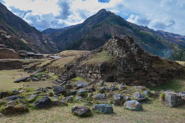 Chavin de Huantar tapınağı kompleksi, Ancash bölgesi, Peru. Fotoğrafta, Chavin tapınağının dış kısmında çivili başları veya monolitik sandeel gibi simgeleri görmek mümkün..