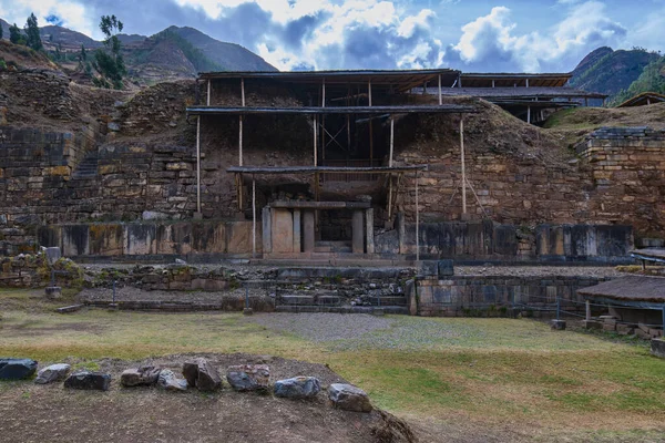 Chavin de Huantar tapınağı kompleksi, Ancash bölgesi, Peru. Fotoğrafta, Chavin tapınağının dış kısmında çivili başları veya monolitik sandeel gibi simgeleri görmek mümkün..