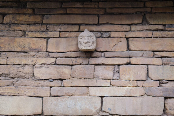 Храм Чавин де Хуантар, провинция Анкаш, Перу. На фотографии изображена прибитая голова, последняя, стоящая на исходном месте, зооморфное изображение, вырезанное на камне.