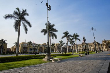 Plaza Belediye Başkanı 'nın güneşli bir gününde ya da Lima Meydanı' nın ana meydanında panoramik bir sahne.