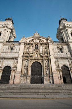Lima 'nın ana meydanındaki klasik mimarisi ile ana katedralin güzel manzarası..