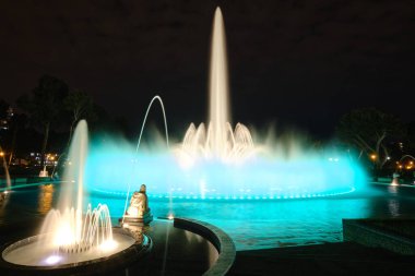 Lima 'daki sihirli su devri havuzlarındaki şelalelerin gece sahnesi; sularının renkli renkleriyle ünlü eğlence parkı.
