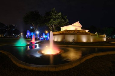Lima 'daki sihirli su devri havuzlarındaki şelalelerin gece sahnesi; sularının renkli renkleriyle ünlü eğlence parkı.