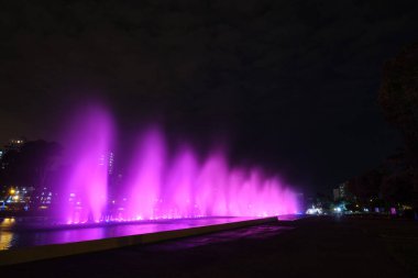 Lima 'daki sihirli su devri havuzlarındaki şelalelerin gece sahnesi; sularının renkli renkleriyle ünlü eğlence parkı.