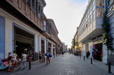 Lima. 16 Mart 2022, Peru 'nun Lima şehrinin tarihi merkezi çevresindeki bazı sokakların normal bir gününde görüntüsü.