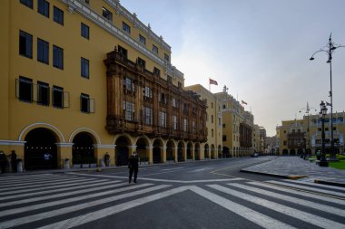 Lima. 16 Mart 2022, Peru 'nun Lima şehrinin tarihi merkezi çevresindeki bazı sokakların normal bir gününde görüntüsü.