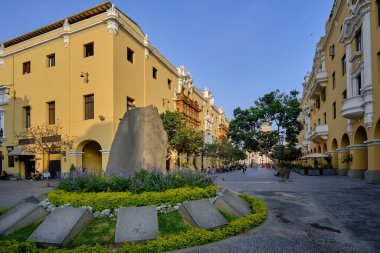 Lima. 16 Mart 2022, Peru 'nun Lima şehrinin tarihi merkezi çevresindeki bazı sokakların normal bir gününde görüntüsü.