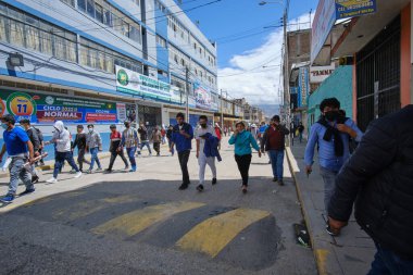 Huancayo. Mart 02, 2022. Taşıyıcı ve çiftçilerin grevi sırasında sivil gösteriler, polis ve halk arasında sayısız yaralanmayla çatışmalar yaşandı. Huancayo, Peru.