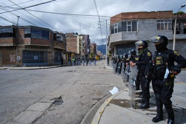 Huancayo. Mart 02, 2022. Taşıyıcı ve çiftçilerin grevi sırasında sivil gösteriler, polis ve halk arasında sayısız yaralanmayla çatışmalar yaşandı. Huancayo, Peru.
