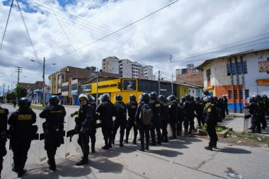 Huancayo. Mart 02, 2022. Taşıyıcı ve çiftçilerin grevi sırasında sivil gösteriler, polis ve halk arasında sayısız yaralanmayla çatışmalar yaşandı. Huancayo, Peru.