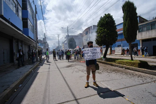 万卡约2022年3月2日 在运输商和农民罢工期间发生的民间示威活动中 警察与民众之间发生了冲突 造成多人受伤 秘鲁万卡约 — 图库照片