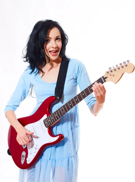 Gitar çalan genç kadın.