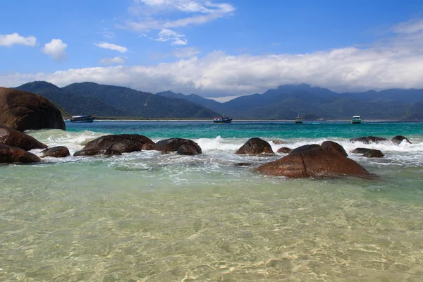 Agua transparente de playa Aventueiro, Ilha Grande, Brasil — Foto de Stock