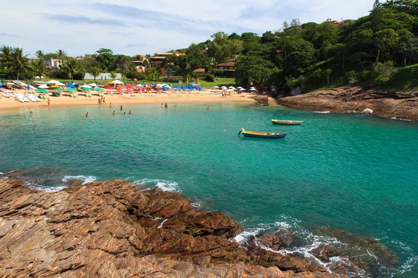 Прозрачная вода пляжа Ferradurinha в Баффазиос, Бразилия — стоковое фото