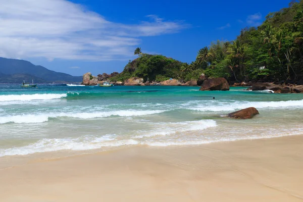 Golven op het strand aventueiro van eiland ilha grande, Brazilië — Stockfoto