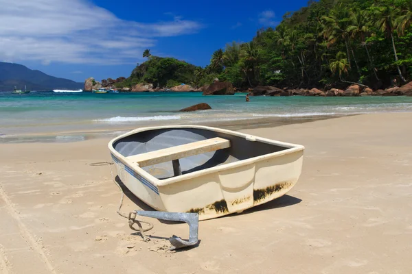 Łódź na aventueiro plaży wyspy ilha Grande, Brazylia — Zdjęcie stockowe