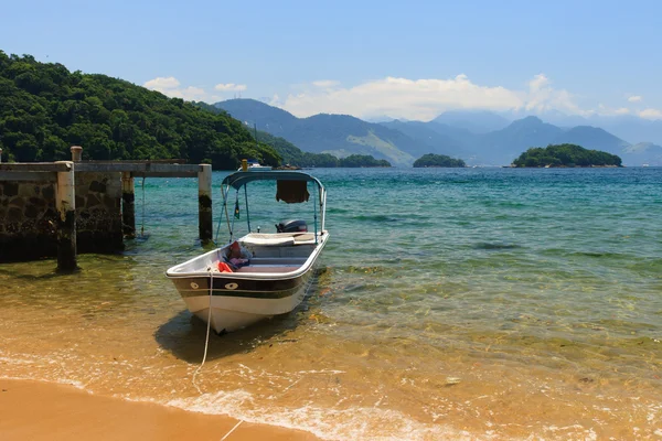 Łódź na plaży wyspy ilha Grande, Brazylia — Zdjęcie stockowe