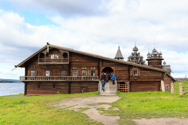 Дерев'яний будинок на острові kizhi — стокове фото