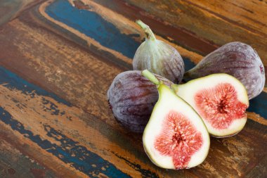 Tahta masadaki incirler