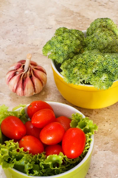 Čerstvé brokolice, cherry rajčátky a česnekem — Stock fotografie