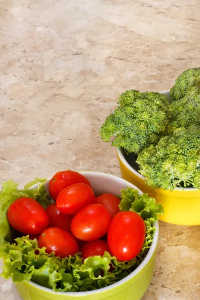 Świeże brokuły, pomidory w kręgle — Zdjęcie stockowe