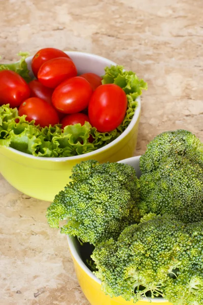 Frischer Brokkoli, Kirschtomaten, Salat in Schalen — Stockfoto