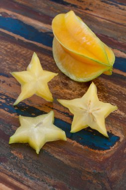 carambola ve tablo dilimleri. dikey