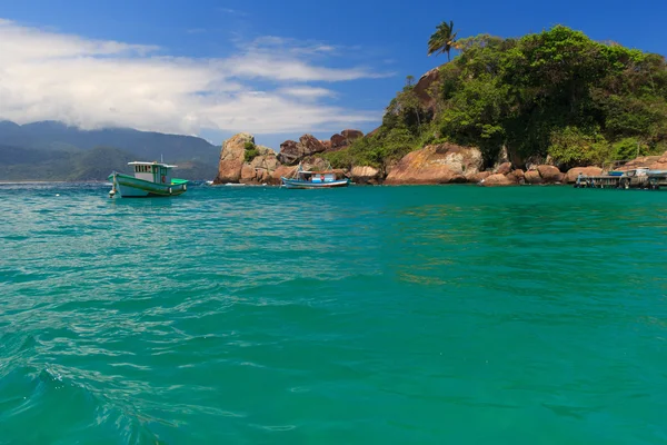 Barco cerca de playa Aventueiro de isla Ilha Grande, Brasil — Foto de Stock