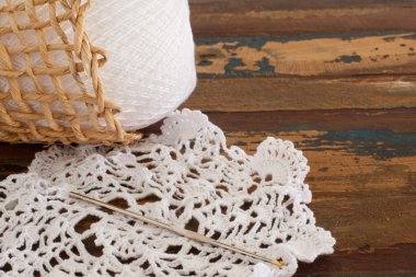 ahşap masa üzerinde bardak altlığı peçete tığ işi. seçici odak