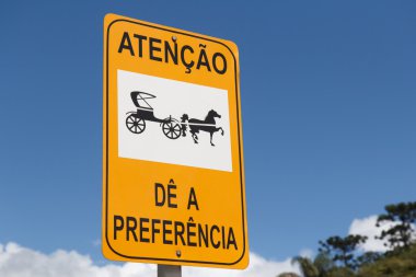 Sarı ve siyah at yol işaret Brezilya