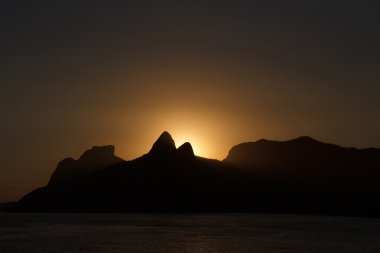 silüeti dağlarda günbatımı arpoador, rio de janeiro dan