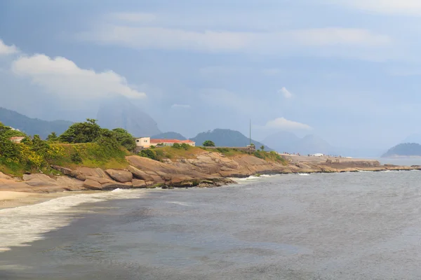 Пляж Diablo (Devil) с видом на Sugarloaf, Рио-де-Жанейро — стоковое фото