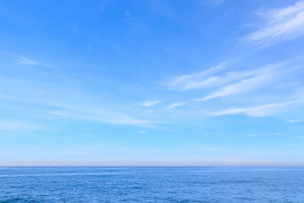 Pozadí modré moře oblohy mraky — Stock fotografie