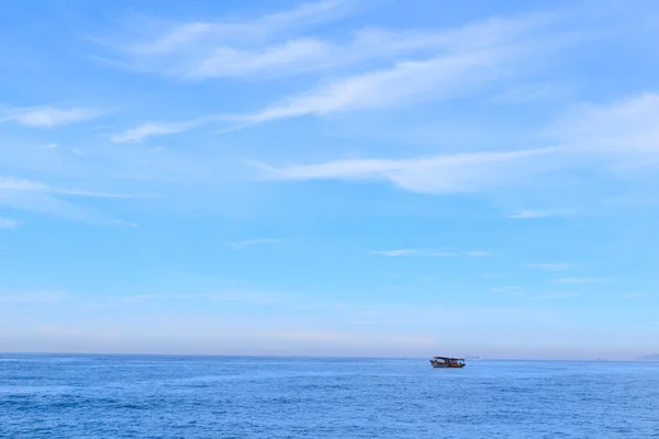 배경 바다 하늘 구름 배 — 스톡 사진