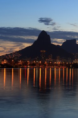 Lagoon (lagoa) dağ günbatımı rio de Janeiro
