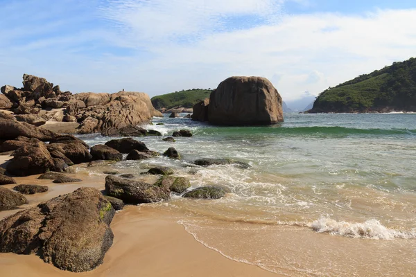 Plaj piratininga niteroi, rio de janeiro taşlar — Stok fotoğraf