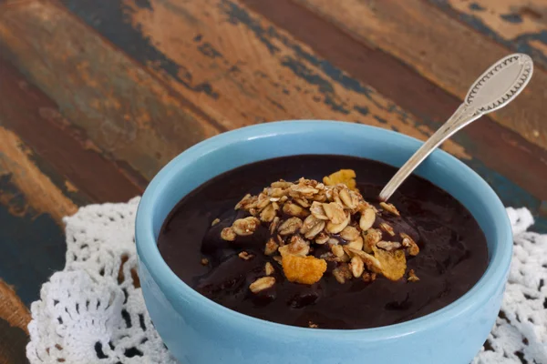 Acai gefrorenes Fruchtfleisch in blauer Schüssel — Stockfoto