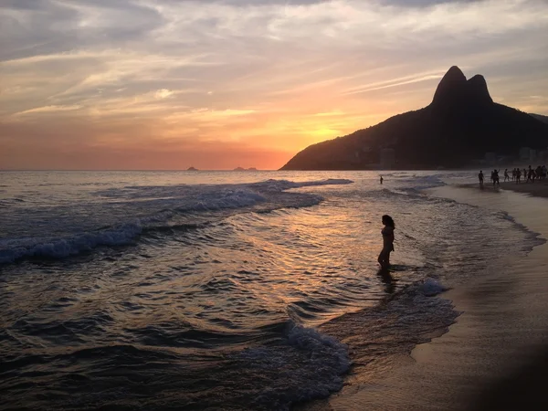 Женщина на пляже ipanema Леблон закат Рио-де-Жанейро — стоковое фото
