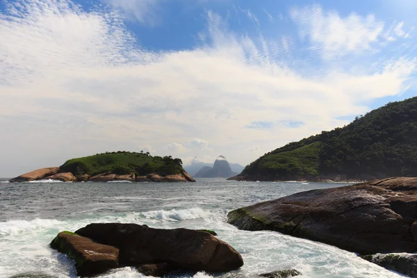 Corcovado Sugarloaf vista dalla spiaggia Piratininga Rio de Janeiro — Foto Stock