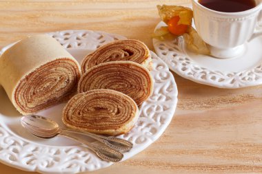 Bolo de rolo (İsviçre rulo, rollcake) Brezilyalı tatlı horizonta