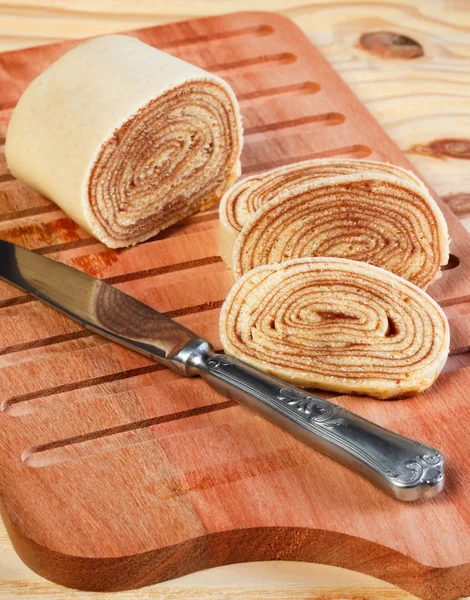 Bolo de rolo (swiss roll, rollcake) brazylijski deser na drewniane — Zdjęcie stockowe