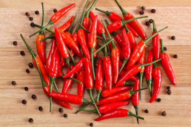 kırmızı biber biber ile yenibahar ahşap tablo