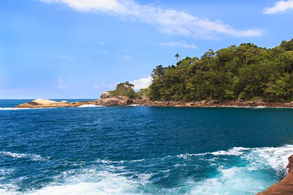 Wody niebieski niebo palm rosnących wyspy ilha grande — Zdjęcie stockowe