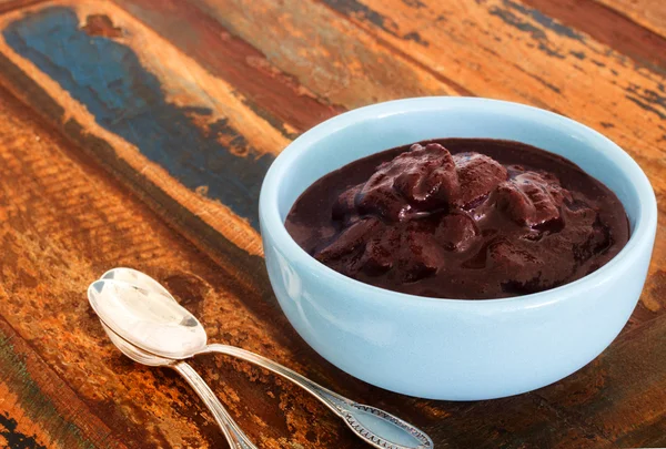 Sobremesa brasileira Açaí em tigela azul — Fotografia de Stock